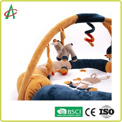 La palestra libera del bambino del tessuto del boa dell'azo gioca i giocattoli di Mat With Mini Plush Animal