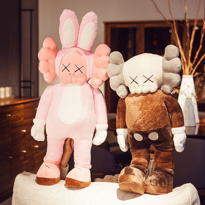 La peluche lavabile di BFF Kaws gioca i cuscini come regalo di festa