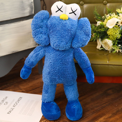 La peluche lavabile di BFF Kaws gioca i cuscini come regalo di festa