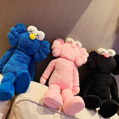La peluche lavabile di BFF Kaws gioca i cuscini come regalo di festa